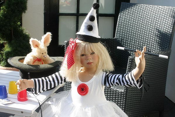 Lilia mit blonder Per&uuml;cke