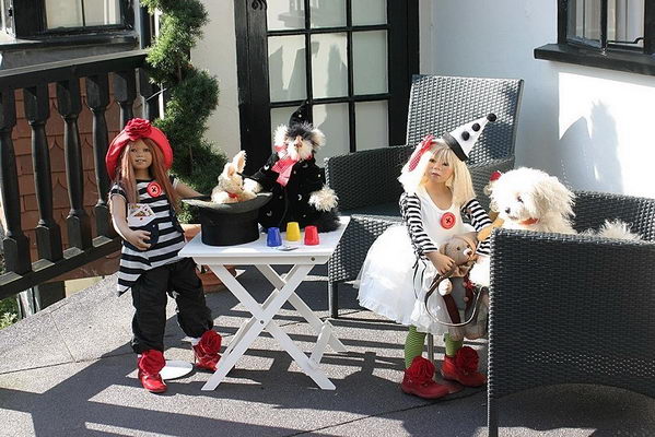 Isis, Lilia mit blonder Per&uuml;cke