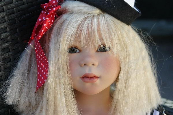 Lilia mit blonder Per&uuml;cke