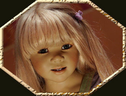 Arinda mit blonder Per�&uuml;ke