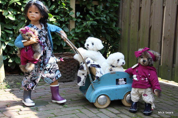 Marjoleins Tscharle mit Spielgef&auml;hrten