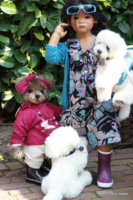 Marjoleins Tscharle mit Spielgef&auml;hrten