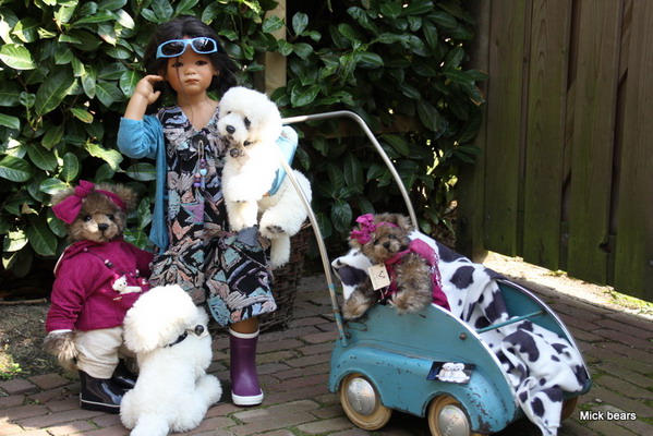 Marjoleins Tscharle mit Spielgef&auml;hrten