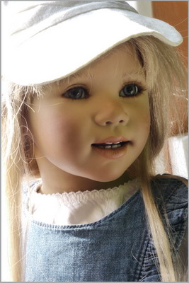 Arinda mit blonder Per&uuml;cke