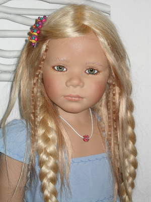 Tikiri mit blonder Perücke